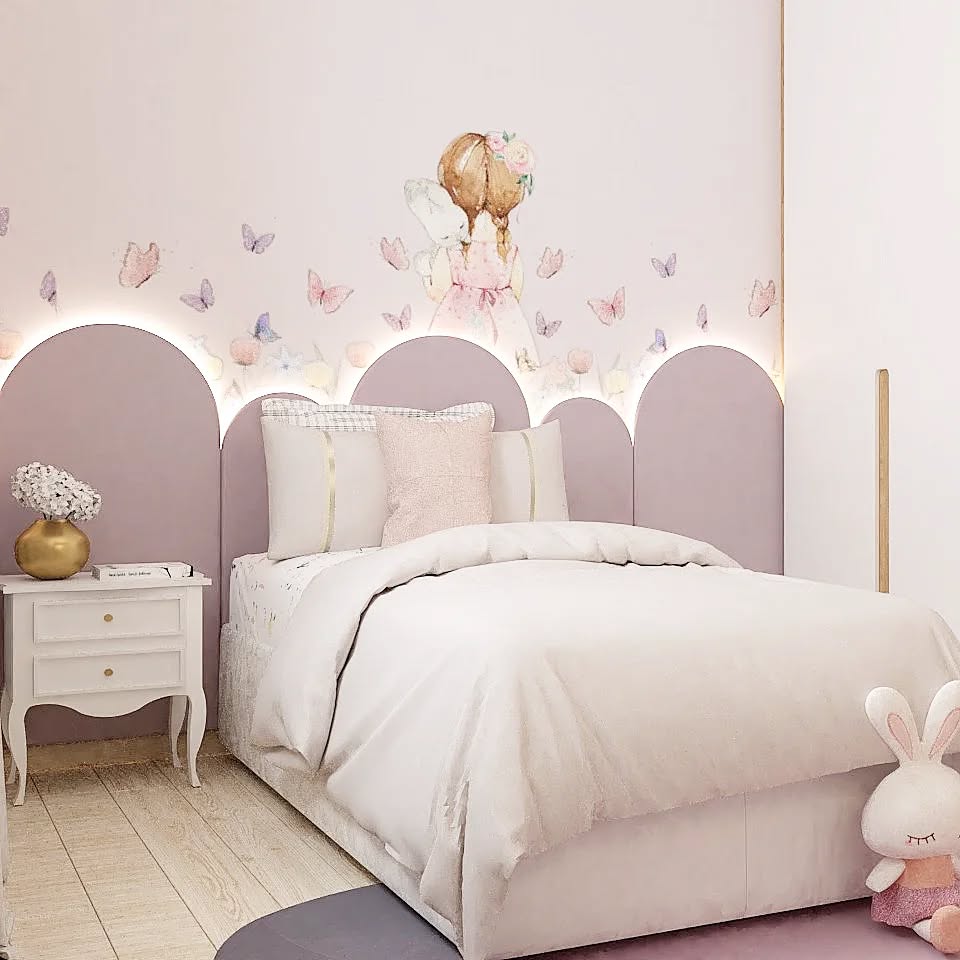 Quarto infantil em tons de lilás e branco, com mesa de cabeceira branca ornamentada
