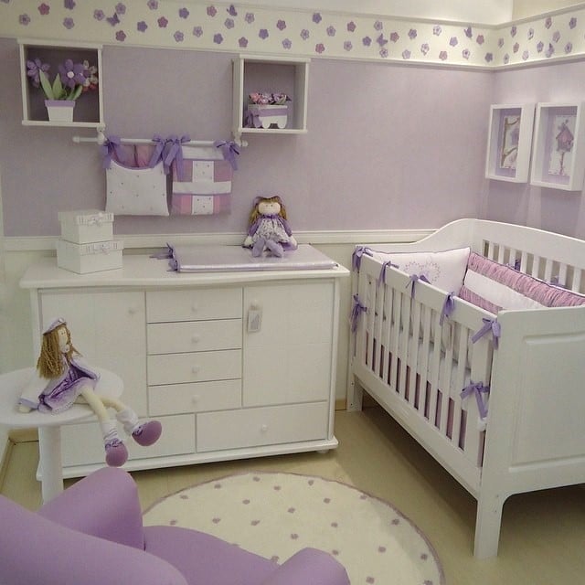 Quarto de bebê lilás, branco, rosa e flores na parede
