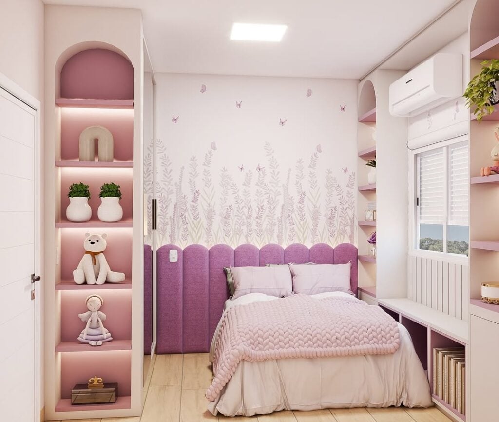 Quarto feminino com cabeceira estofada modular, papel de parede de lavanda e nichos com objetos decorativos