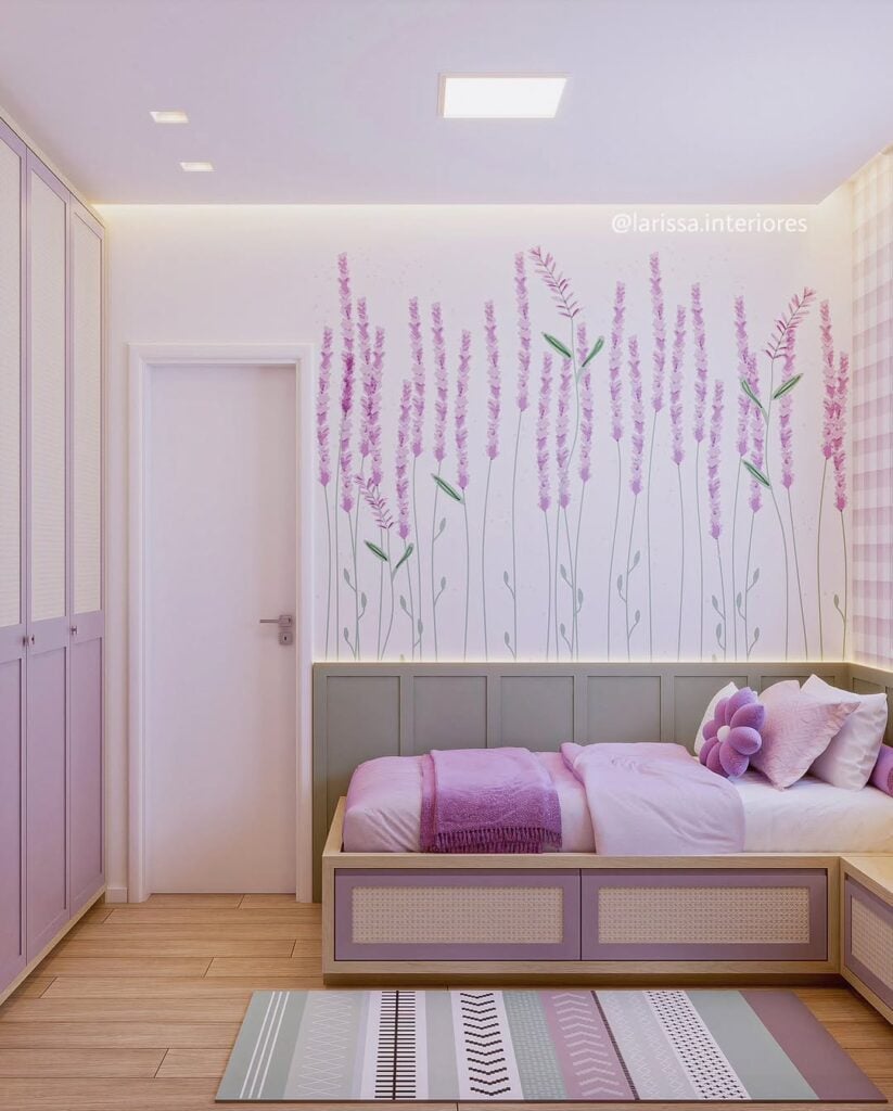 Quarto com parede branca e desenhos de lavanda