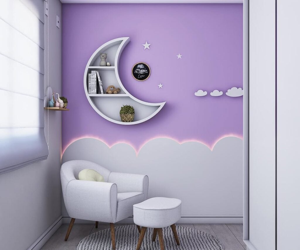 Quarto infantil com poltrona branca, estante em formato de lua em parede lilás