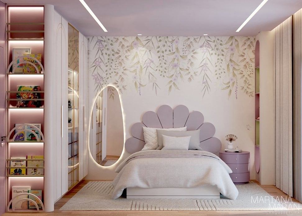 Quarto com cabeceira em pétala lilás, espelho orgânico com led e papel de parede floral