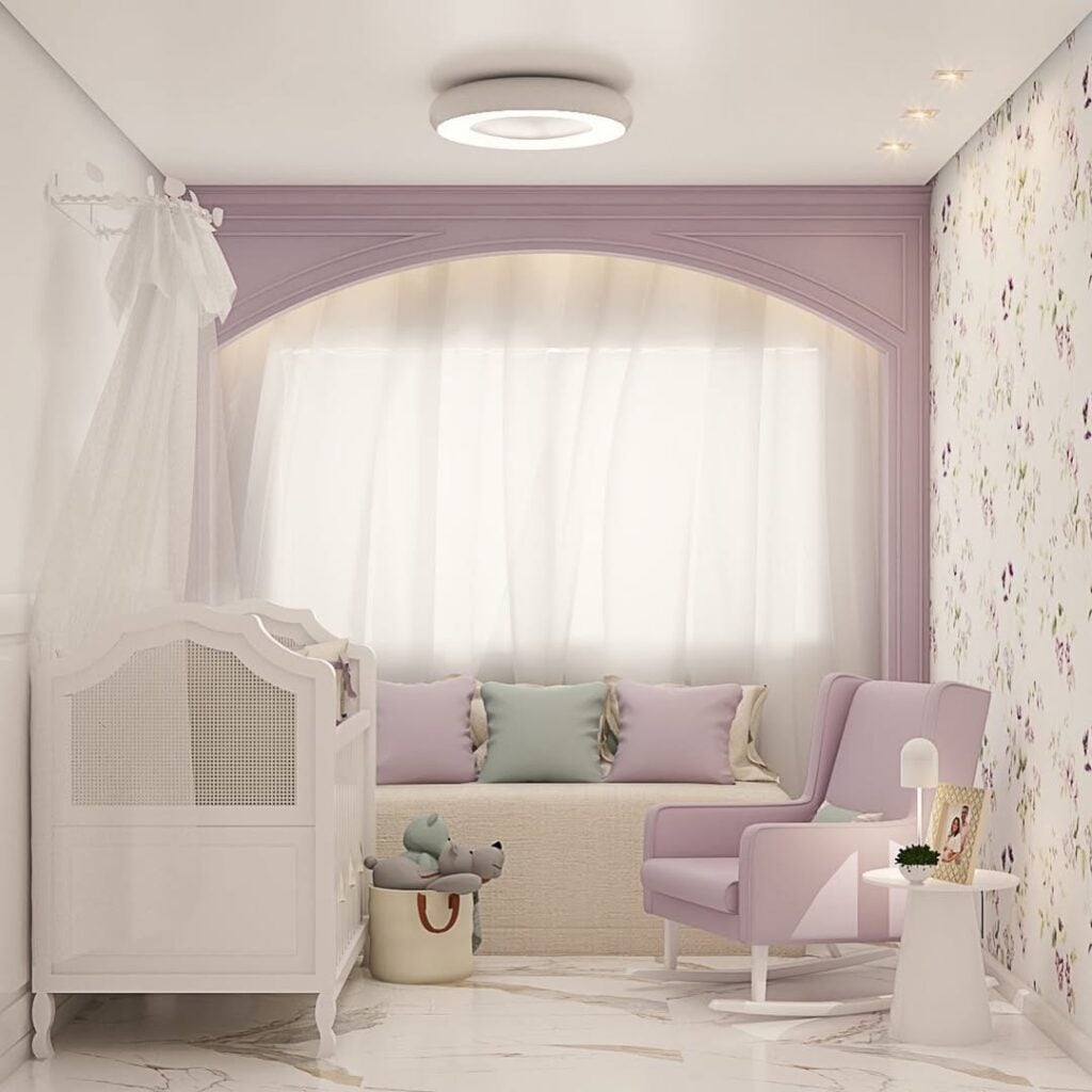 Quarto de bebê com berço branco, poltrona lilás e almofadas coloridas