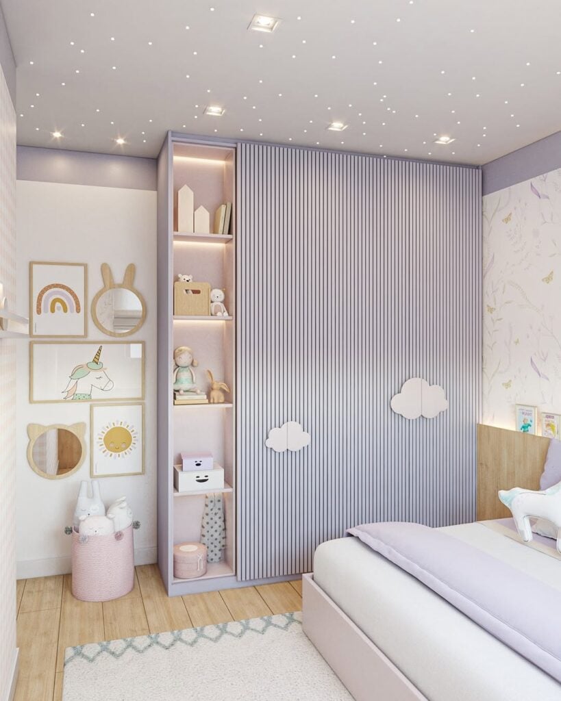 Quarto infantil com guarda-roupa lilás com nichos verticais e enfeites