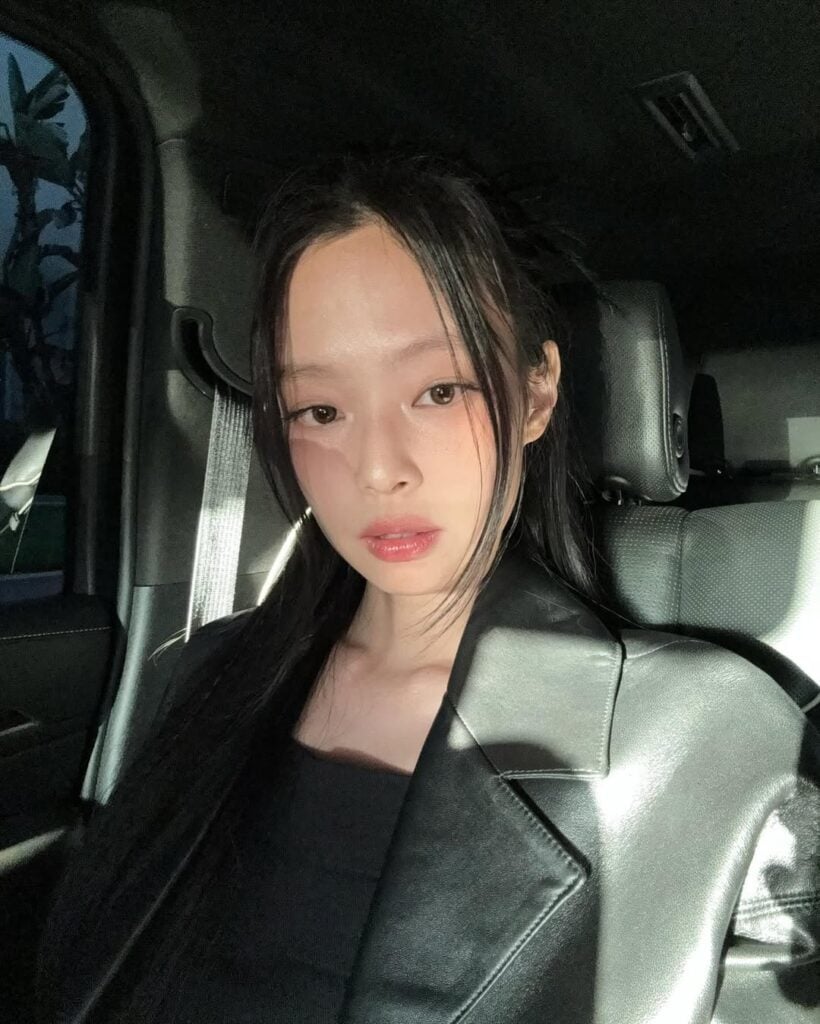 Jennie, com cabelo escuro e look all black 