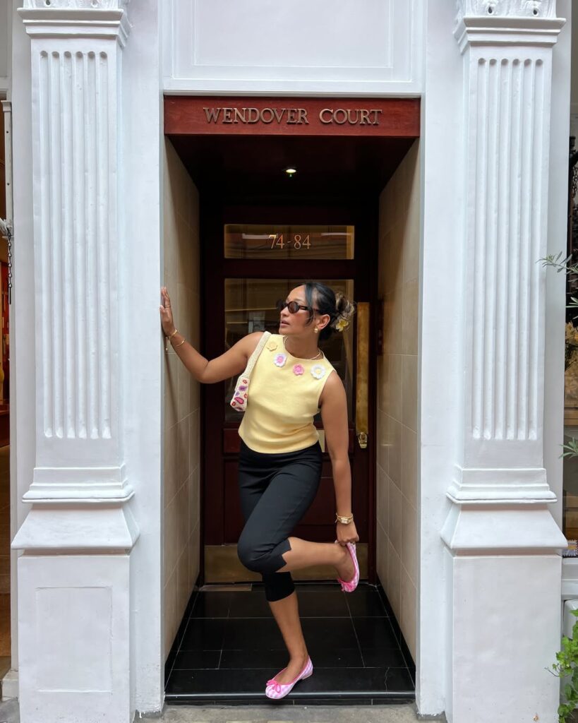 Look com calça capri e sapatilha feminina
