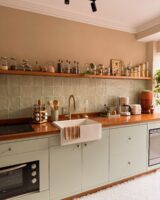 Cozinha de casa de vó, com cuba e ladrilhos na parede