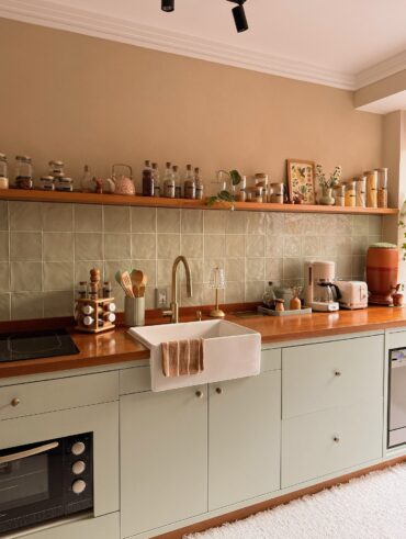 Cozinha de casa de vó, com cuba e ladrilhos na parede