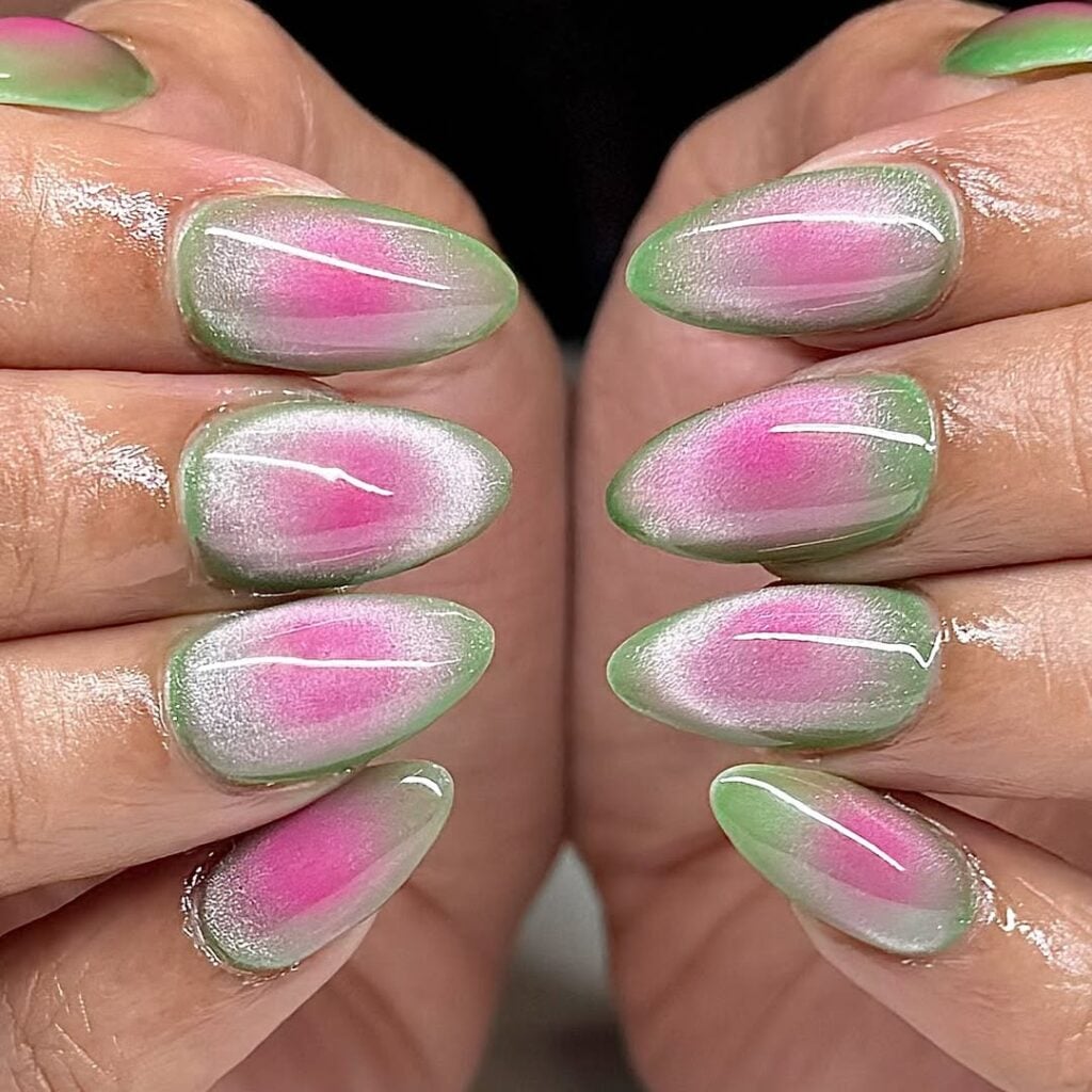 Mão de pele clara, com unha amendoada aura guava