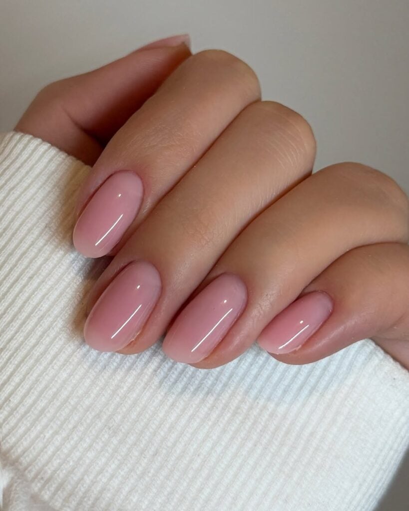 Mão de pele clara, com unha amendoada blush tint