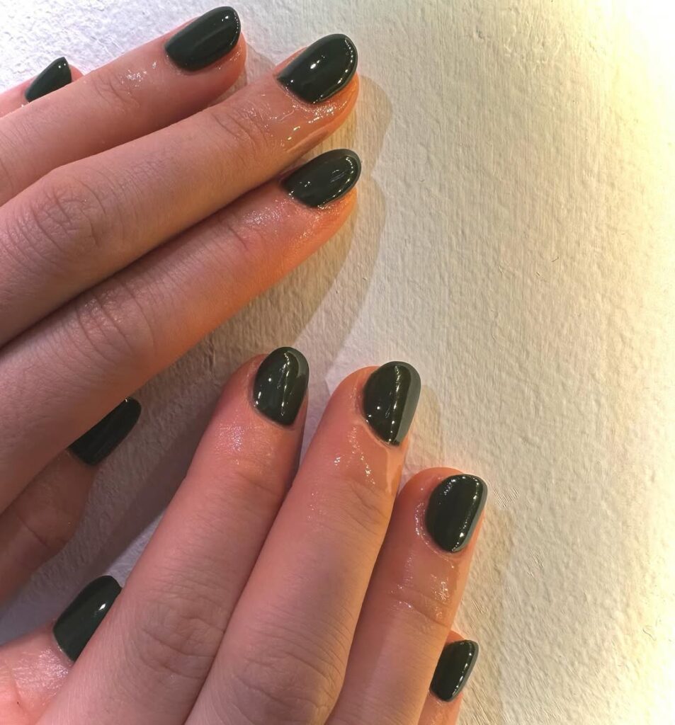 Mãos de pele clara, com unha amendoada verde-musgo