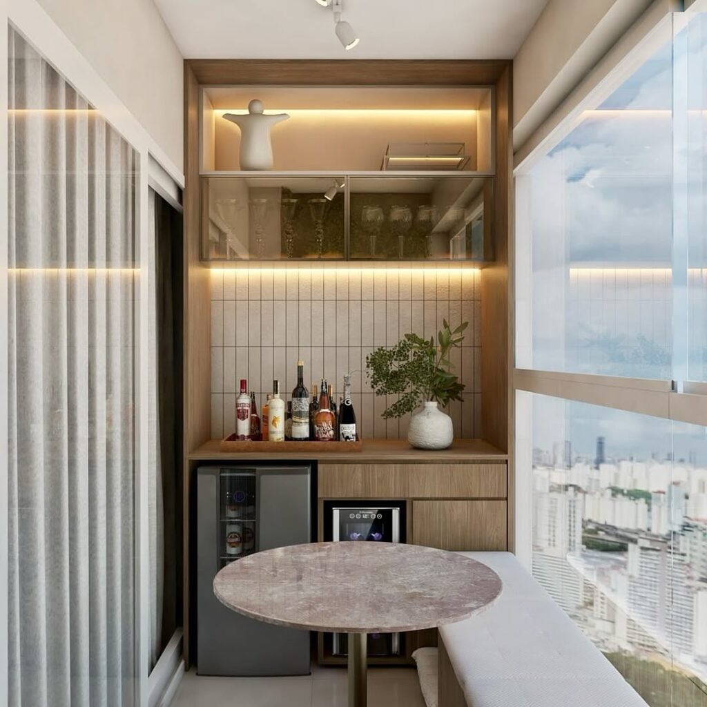 Mini varanda com frigobar, adega, espaço para bar, sofá e mesinha