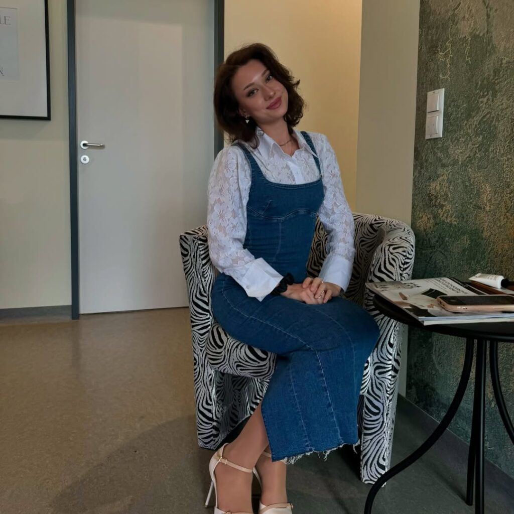 Mulher jovem roupa denim longa