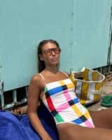 mulher jovem e magra com acessórios de verão