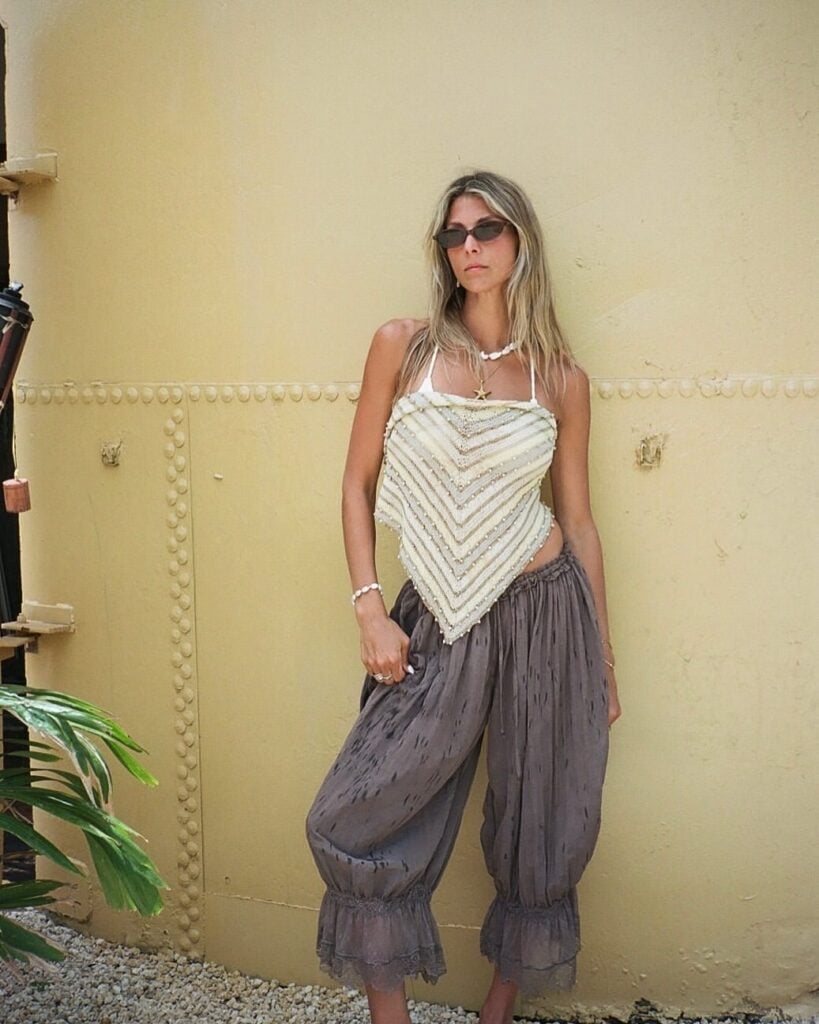 mulher jovem com look de verão