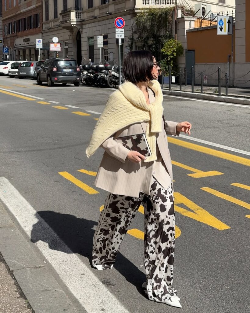 Look com blazer e calça feminina animal print