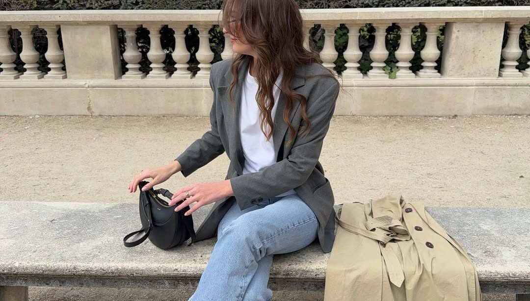 look feminino com calça jeans e sapatilha