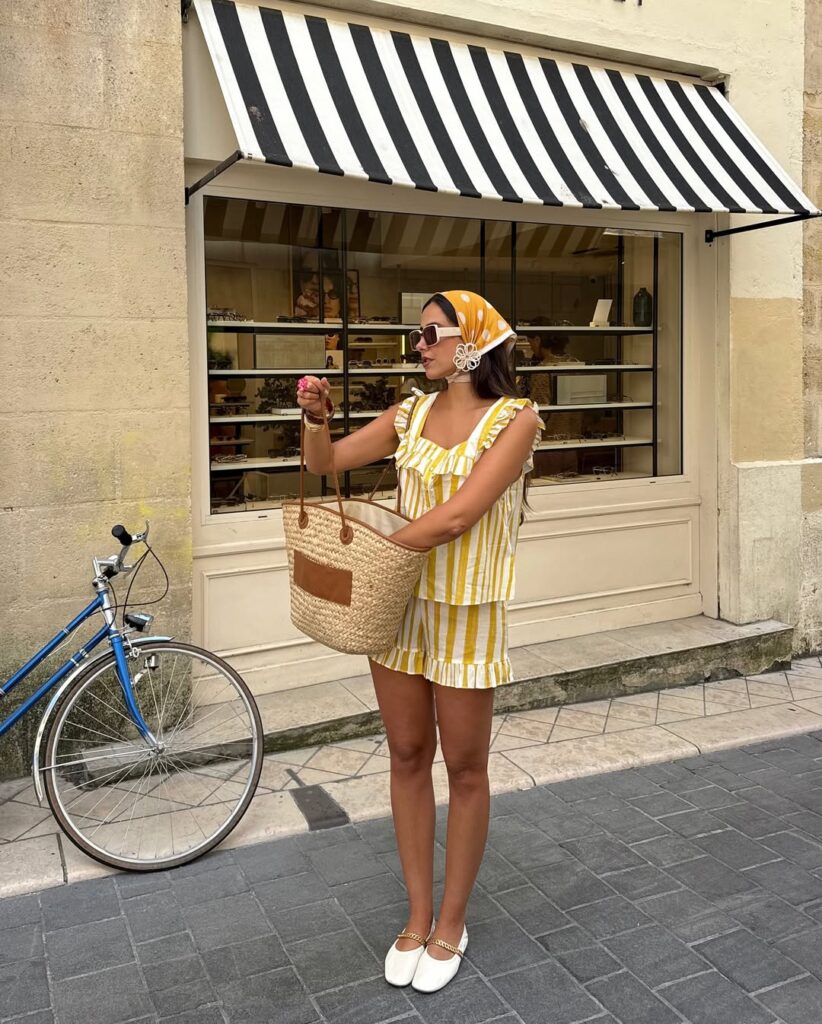 mulher jovem com conjunto listrado amarelo