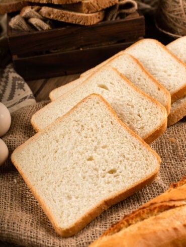 fatias de pão branco de forma