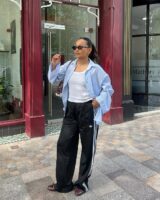 Look com camisa social feminina azul e calça adidas