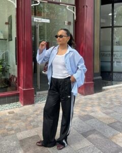 Look com camisa social feminina azul e calça adidas