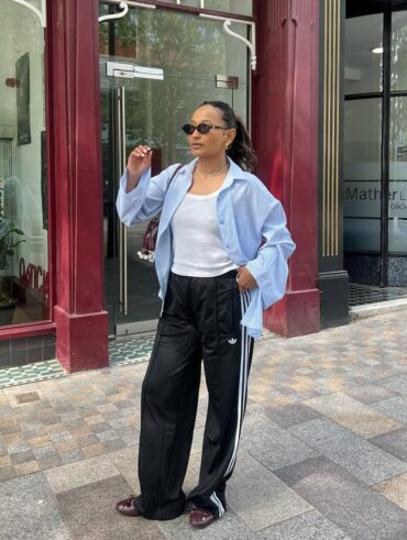Look com camisa social feminina azul e calça adidas