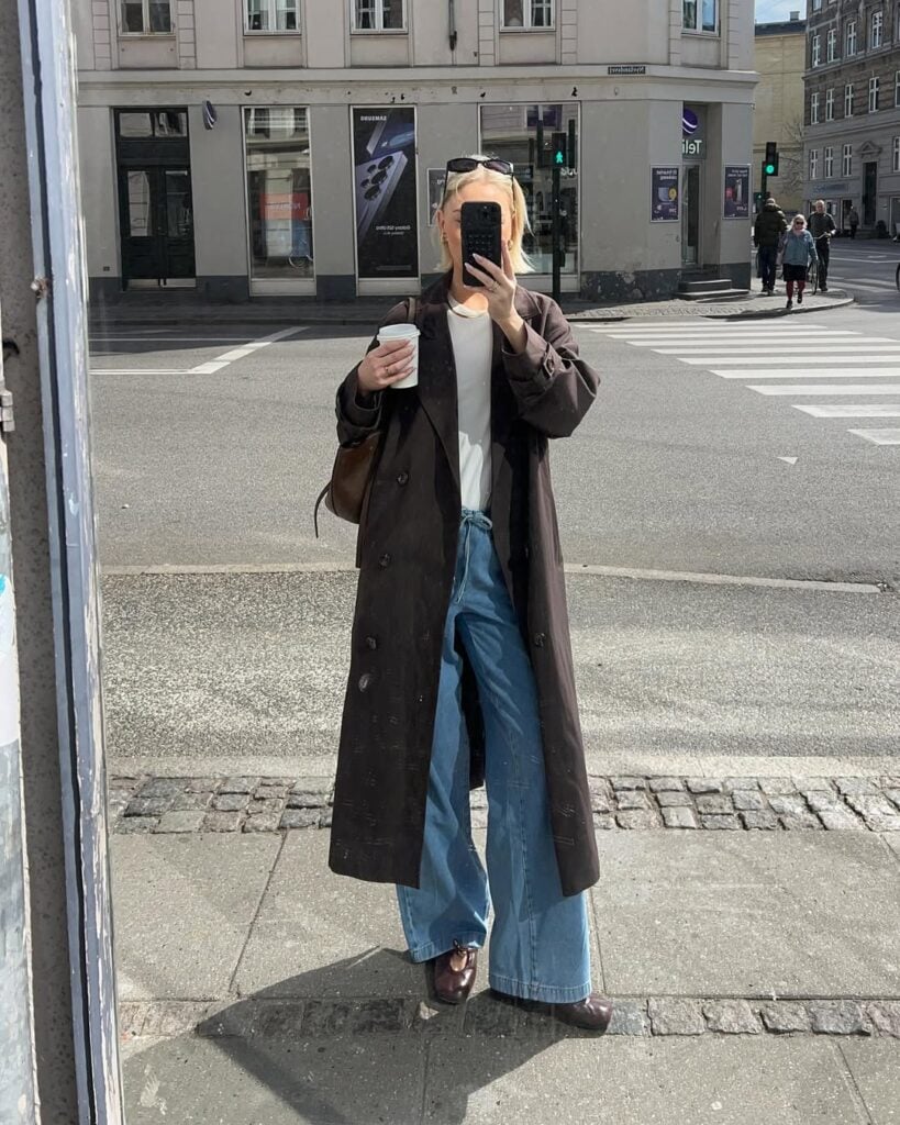 look feminino com calça jeans e sapatilha