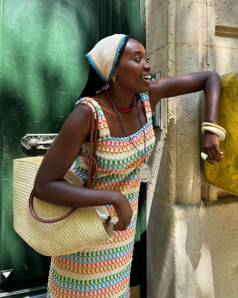 look de verão com bolsa de palha