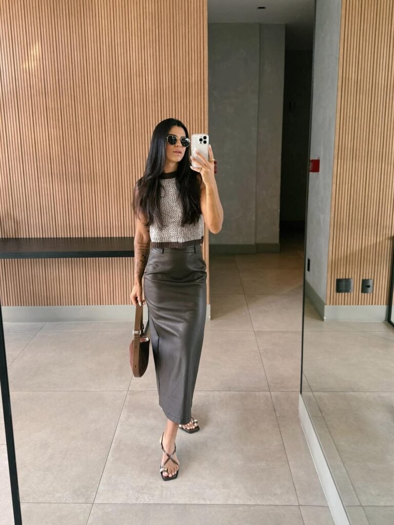 mulher com saia de couro longa preta