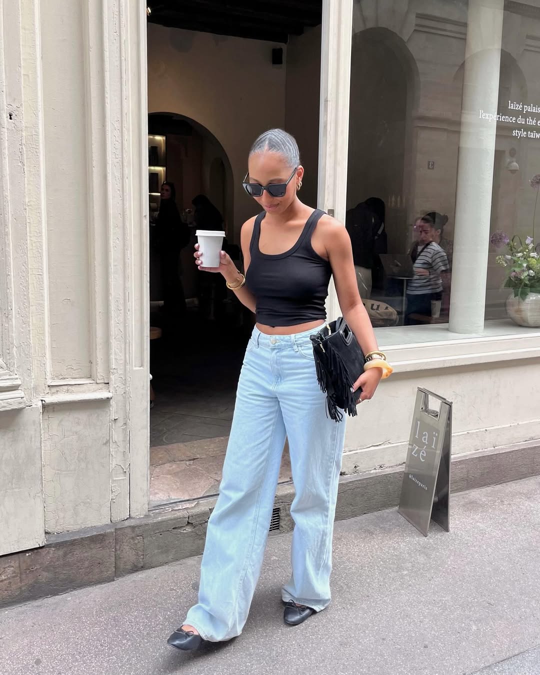 look feminino com calça jeans e sapatilha