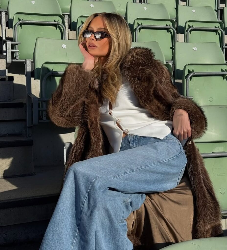 Mulher jovem com roupa de inverno e óculos vintage feminino preto