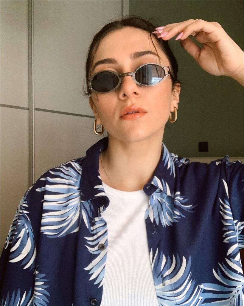 Mulher jovem com óculos vintage