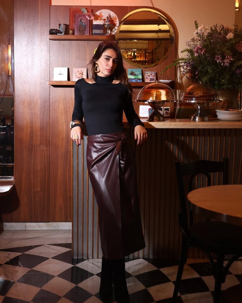 Look com saia de couro longa