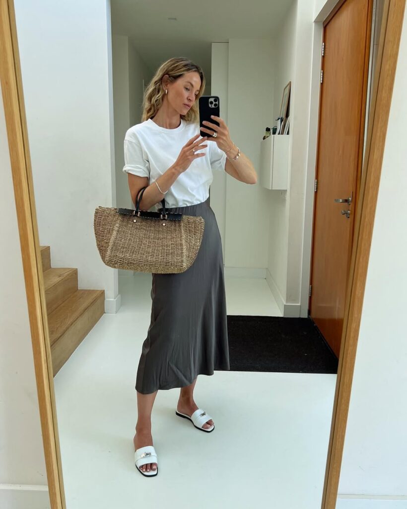 Mulher jovem com bolsa de palha feminina