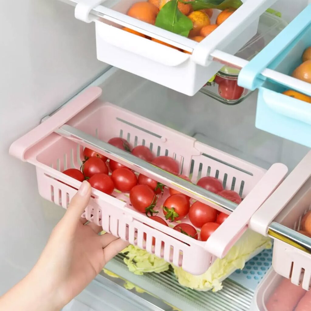 Geladeira com cestos de plásticos coloridos
