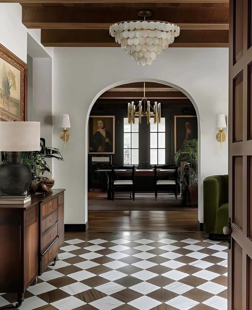 Ambiente com arco arquitetônico branco e piso quadriculado em marrom e branco