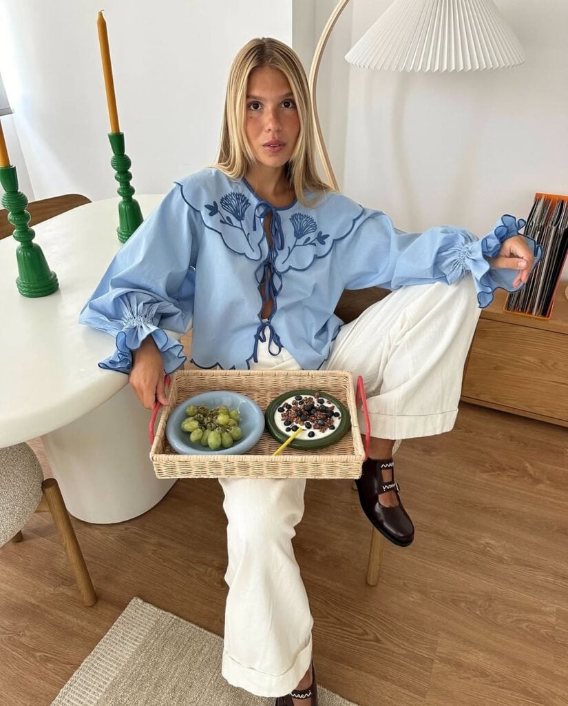 Look com blusa feminina azul com bordados