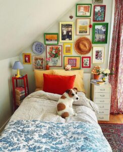 Quarto com cama de solteiro, quadrinhos e outros objetos coloridos acima da cama