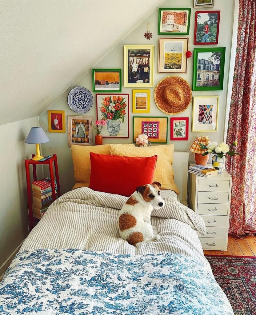 Quarto com cama de solteiro, quadrinhos e outros objetos coloridos acima da cama