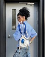 Inspiração de franjas com mulher com cabelo cacheado médio e preto com franja longa