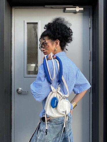 Inspiração de franjas com mulher com cabelo cacheado médio e preto com franja longa