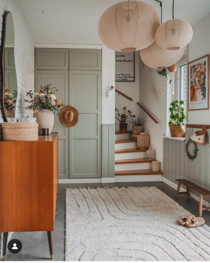 Casa com armários cinza-claro, tapete fofo claro detalhes amadeirados