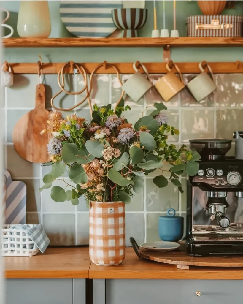 Bancada de cozinha com vaso xadrez e flores