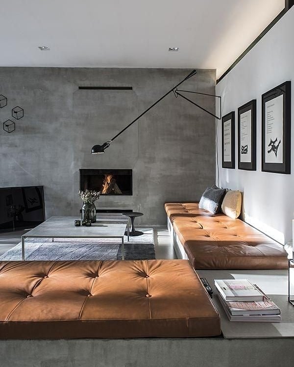 Sala de estar com quadros na parede e sofás marrom