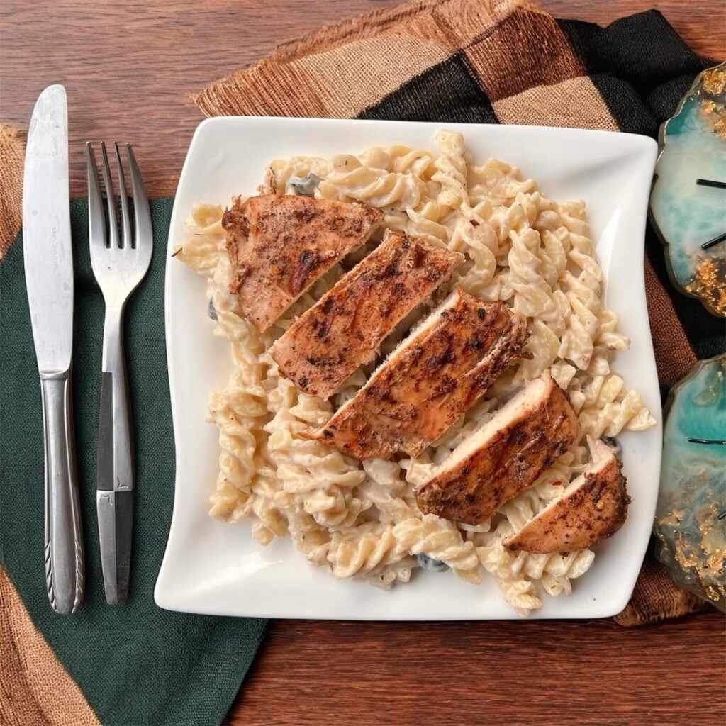 Prato branco com massa e carne branca