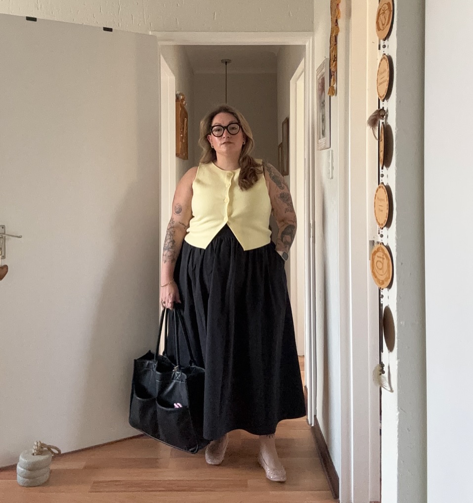 Inspiração de look com amarelo-manteiga e preto