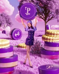 Camila Pudim segurando produtos