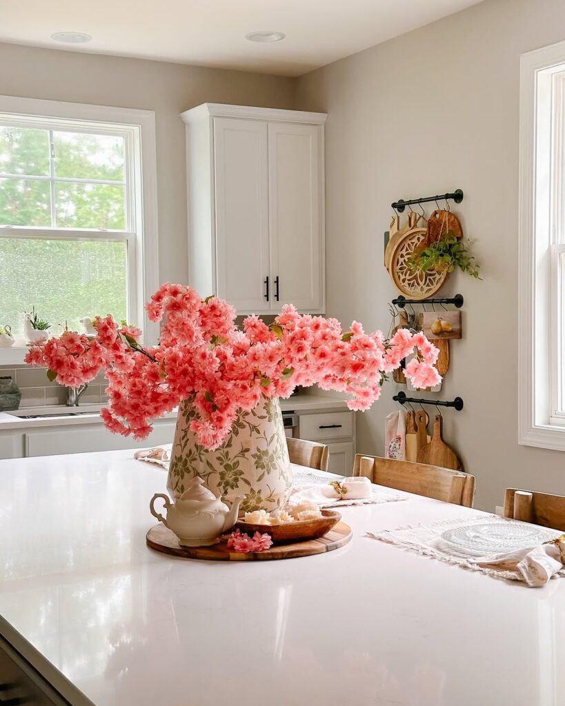 Cozinha branca com vaso decorado e flores rosas