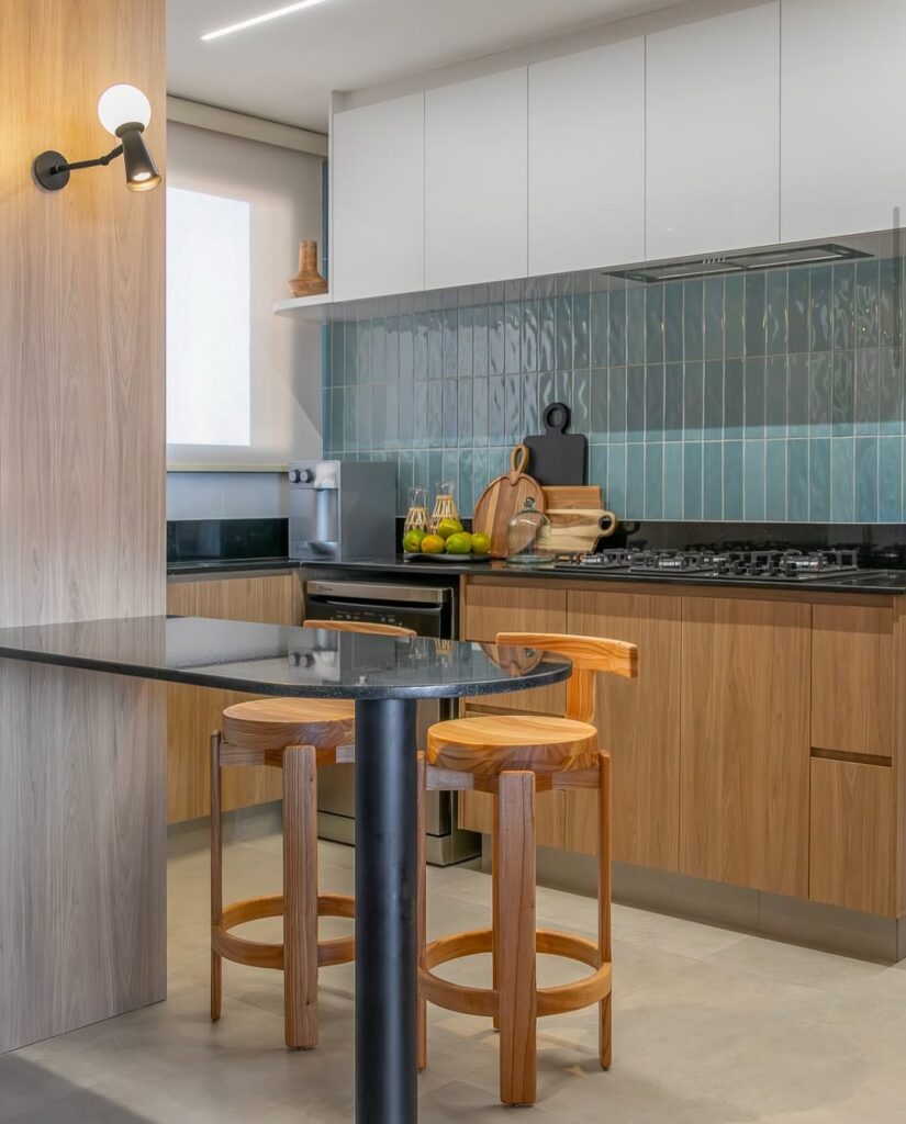 Cozinha com revestimento em tom de azul