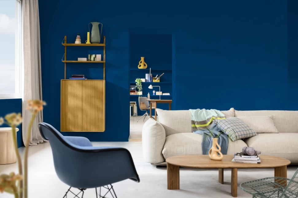 Sala com sofá claro e parede azul